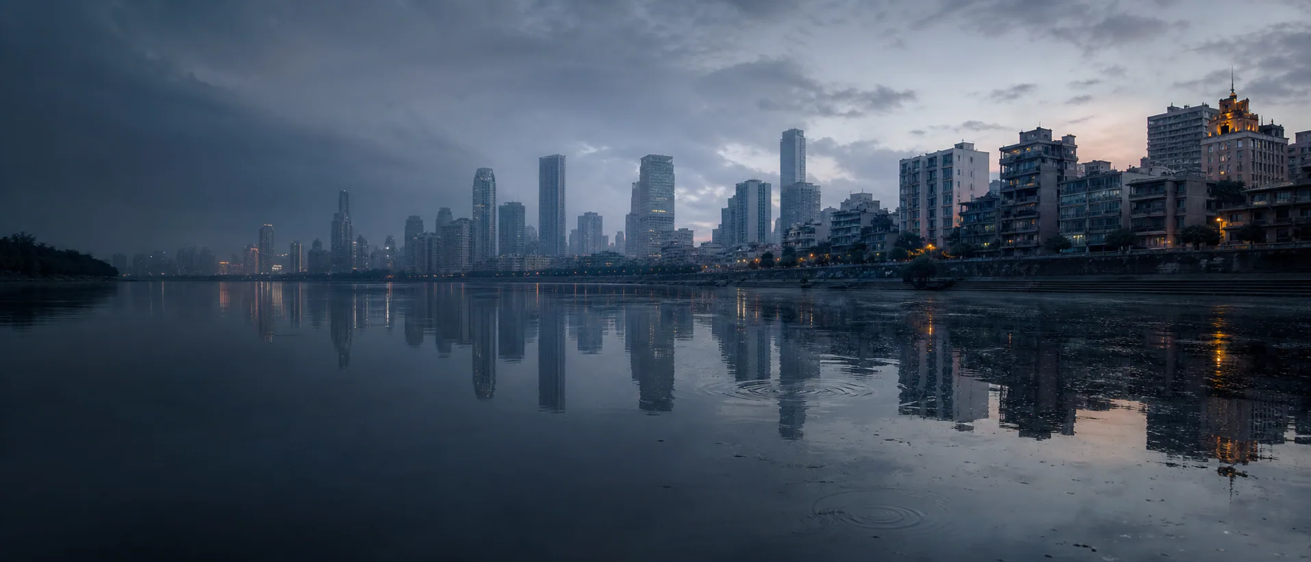 雨后城市在黎明河面上逐渐显形，倒置夜景被第一圈风纹打散。